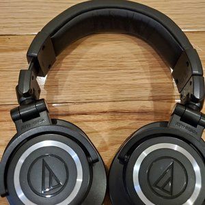Audio-Technica ATH-M50x Closed-Back Monitor Headphones (Black)